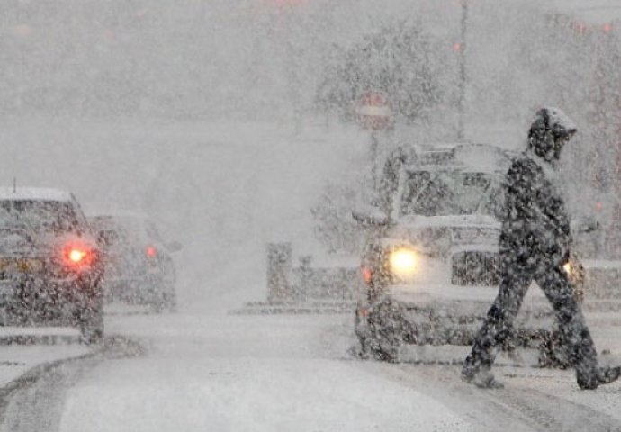 STIGLA SNAŽNA MEĆAVA, HAOS NA AUTOPUTU: Automobil se prevrnuo na krov, snijeg pravi velike probleme!