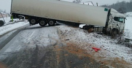 KOLAPS NA PUTU, KILOMETARSKE KOLONE: Službe spašavanja na licu mjesta