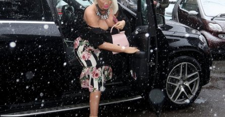 NIKO NIJE MOGAO SAKRITI IZNENAĐENJE: Karleuša došla na snimanje "Zvezde Granda", ALI SVI SU GLEDALI ŠTA JOJ PIŠE NA VRATU!