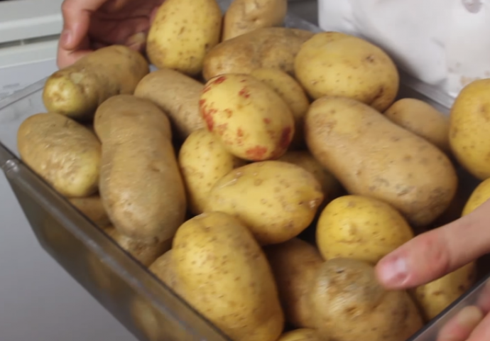 Punu vreću krompira ogulio za 2 minute: Sačekajte da vidite kao on to radi, ni vi više nikad nećete koristiti nož! (VIDEO)