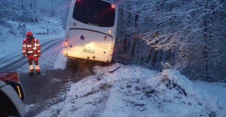 TRAGEDIJA IZBJEGNUTA ZA DLAKU: Autobus s košarkašima zamalo sletio u provaliju!