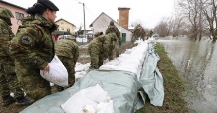 U odbrani od poplava pomaže vojska: Na području gdje se očekuje vrhunac vodenog vala angažirano 176 pripadnika