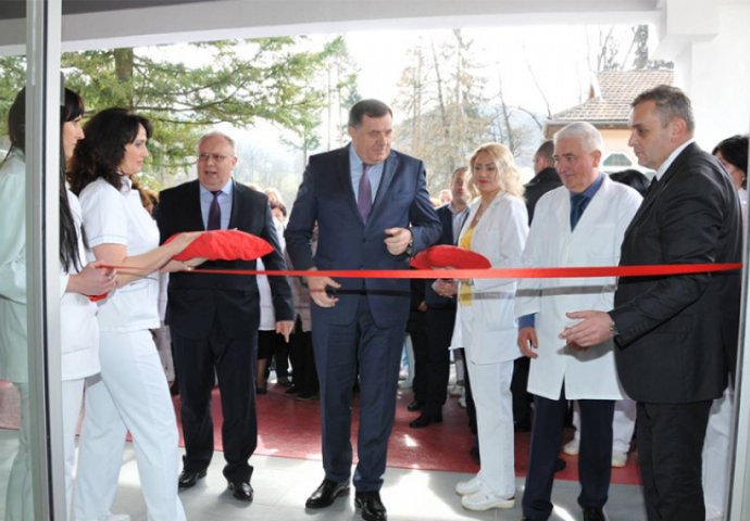 Jutros se srušio plafon u poliklinici koju je Milorad Dodik otvorio prije deset dana