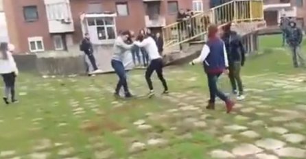 BRUTALNA TUČA DVIJE UČENICE U CENTRU DOBOJA: Vršnjaci posmatrali i navijali (VIDEO)