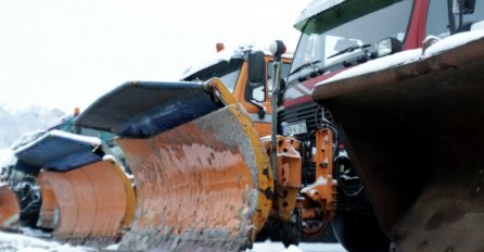Oko 140 radnika i 46 vozila Zimske službe 'Rada' čiste ulice Sarajeva