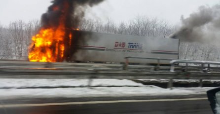 KOLAPS NA AUTOPUTU: Gori kamion, potpuno obustavljen saobraćaj