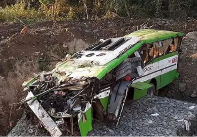 VELIKA TRAGEDIJA: Autobus sletio s puta, najmanje 19 ljudi poginulo 