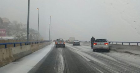 SNAŽNA OLUJA ČUPA STABLA I BACA PRIKOLICE: Kolaps na putu, VOZAČI NE IDITE OVIM PRAVCEM!