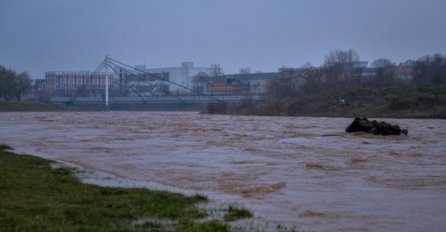 PREKID SAOBRAĆAJA, SVE SLUŽBE U PRIPRAVNOSTI: Proglašeno vanredno stanje, a stanovnici se spremaju na NAJGORE!