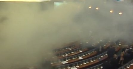 VANREDNO STANJE, BAČEN SUZAVAC U PARLAMENTU: Ništa se ne vidi od dima, zastupnici jedva dišu (VIDEO)