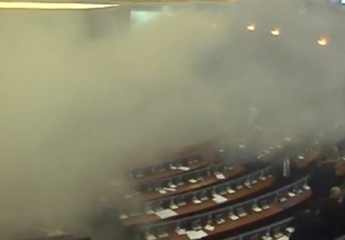 VANREDNO STANJE, BAČEN SUZAVAC U PARLAMENTU: Ništa se ne vidi od dima, zastupnici jedva dišu (VIDEO)