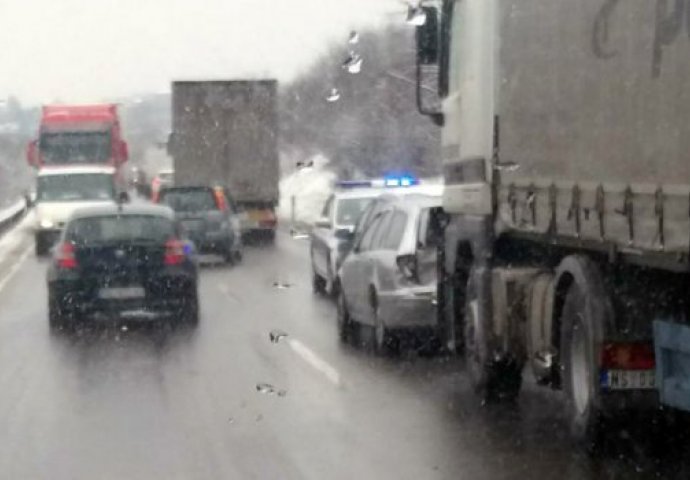 LANČANI SUDAR U SRBIJI, POLICIJA NA LICU MJESTA: Sudar tri vozila, ima povrijeđenih 