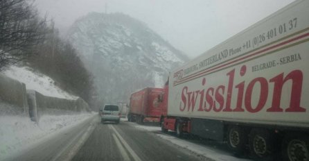 VELIKI ZASTOJ NA MAGISTRALNOM PUTU: Kamioni ne mogu proći, uhvatila se velika kolona