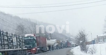 SNIJEG NAPRAVIO HAOS NA CESTAMA U BiH: Teretnim vozilima ZABRANJEN saobraćaj, ŠLEPER PROKLIZAO NA BRADINI!