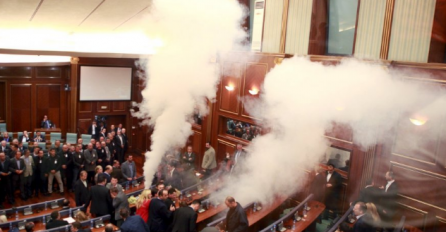 U kosovskom parlamentu četvrti put bačen suzavac