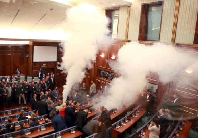 U kosovskom parlamentu četvrti put bačen suzavac