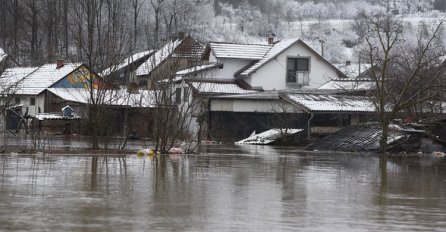 STANJE KATASTROFALNO: Sava buja, domaćinstva zaplavljena, evakuacije u toku! (VIDEO)