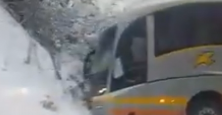 SAOBRAĆAJNA NESREĆA KOD BUGOJNA: Autobus se zabio u brdo (VIDEO)