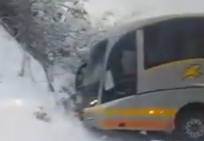 SAOBRAĆAJNA NESREĆA KOD BUGOJNA: Autobus se zabio u brdo (VIDEO)