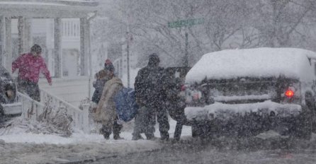 SNJEŽNI TALAS PARALIZIRAO ZEMLJU: Zatvorene škole, otkazani letovi, PRIZORI SU STRAŠNI (VIDEO)