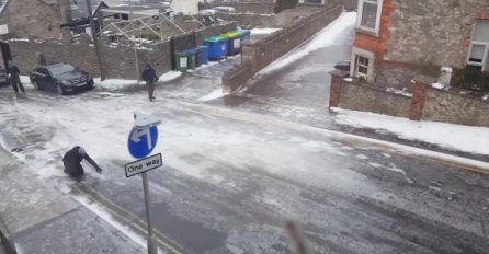 OPLAKAT ĆETE OD SMIJEHA: Pogledajte kako ljudi pokušavaju preći zaleđenu cestu (VIDEO)