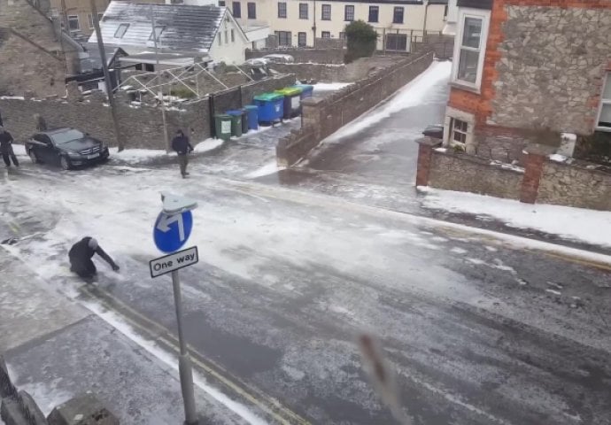 OPLAKAT ĆETE OD SMIJEHA: Pogledajte kako ljudi pokušavaju preći zaleđenu cestu (VIDEO)