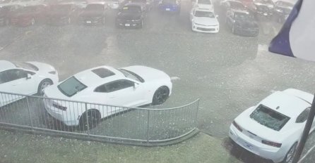 PUNIH 20 MINUTA PADALA TUČA VELIČINE TENISKIH LOPTICA: Potpuno novi automobili uništeni, strašni prizori (VIDEO)