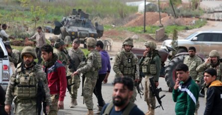 Turski vojnici u patrolama u Afrinu