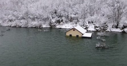 SITUACIJA TEŠKA! Neke rijeke još rastu, nasipi jedva drže, kuće potpuno pod vodom: "NIJE GOTOVO"
