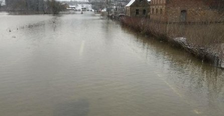 JOŠ JEDNA BESANA NOĆ: Potpuno odsječeno naselje, stanovništvo evakuisano, nema pitke vode ni struje!