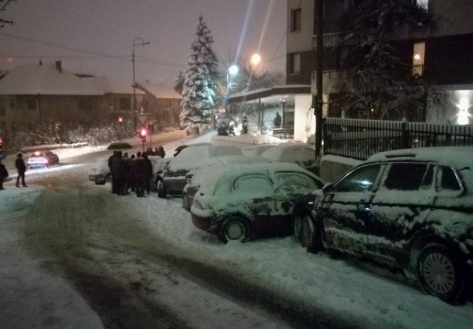 Snijeg prouzročio mnoge probleme: POTPUNI KOLAPS, BLOKIRAN SAOBRAĆAJ, LANČANI SUDAR NA VRACAMA!