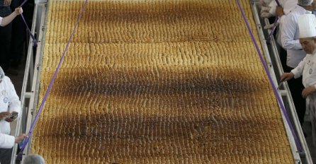 TEŠKA VIŠE OD POLA TONE: U jednoj tepsiji napravljena najveća baklava na svijetu