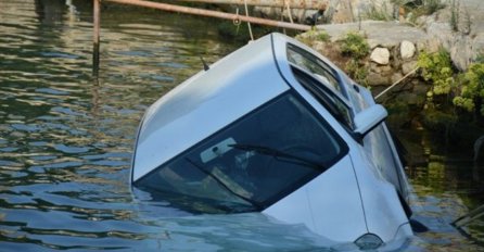 AUTOMOBILOM SLETIO U HLADNU RIJEKU: Rukom je uspio razbiti staklo i izaći na obalu