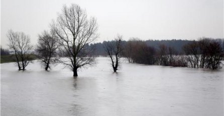 Na desnim pritokama Save kao i na Savi vodostaji u stagnaciji i blagom opadanju
