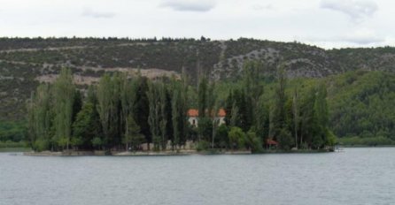 PREVRNUO SE ČAMAC PUN DJECE: Trojica su u bolnici, za jednim se još traga