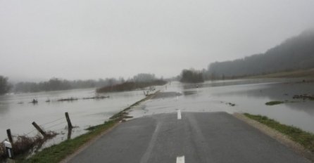 STANJE NA PUTEVIMA: Zbog izlijevanja Save na OVOJ DIONICI saobraćaj je obustavljen za sve kategorije vozila!
