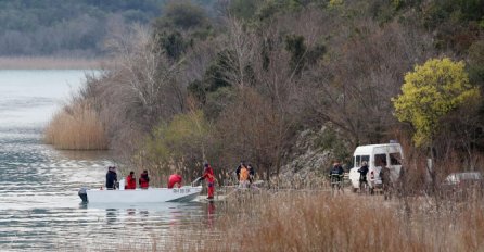 Nastavljena potraga za maloljetnim mladićem: Nakon prevrtanja čamca nestao u jezeru