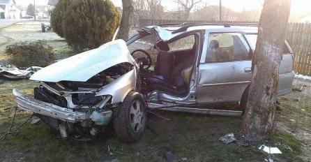 TEŠKA SAOBRAĆAJNA NESREĆA: Povrijeđene dvije osobe, jedna u životnoj opasnosti