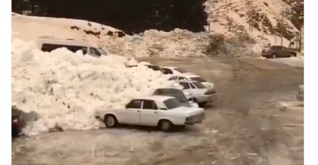 Lavina narančastog snijega uništila parkirane aute (VIDEO)