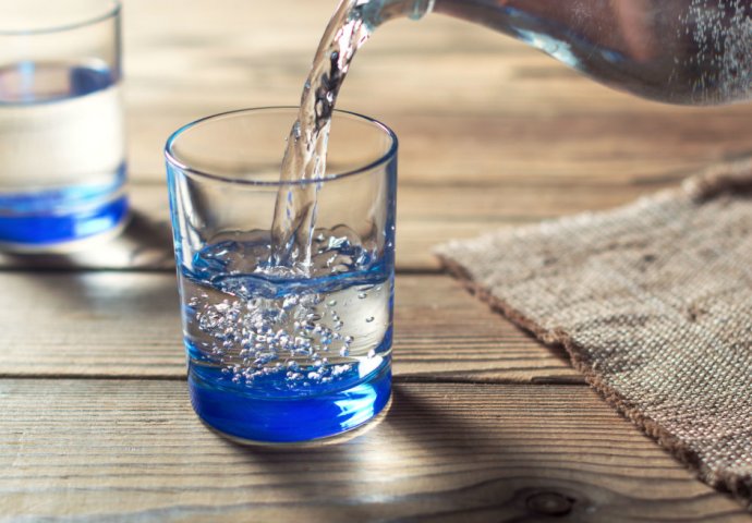 Ako vam je ostala čaša vode na stolu preko noći, NEMOJTE JE POPITI NI U LUDILU!