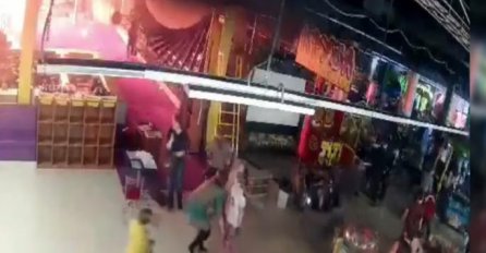 SNIMLJEN TRENUTAK KADA JE PLANUO TRŽNI CENTAR: Ljudi i djeca vrišteći bježe, prizori su strašni (UZNEMIRUJUĆI VIDEO) 