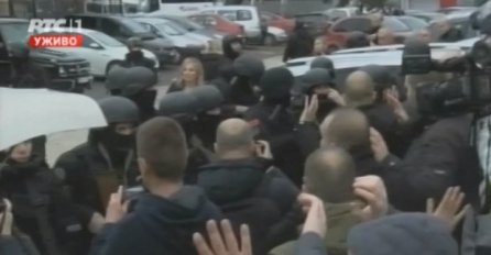 TRAJE DRAMA NA KOSOVU: Uhapsili SRPSKOG POLITIČARA,  specijalci bacaju šok bombe, VUČIĆ SAZVAO HITNU SJEDNICU (FOTO)
