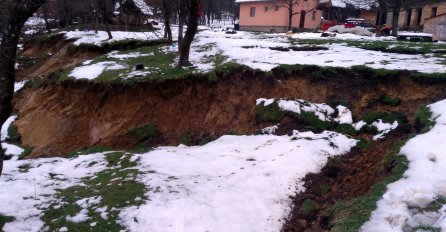 POKRENULO SE KLIZIŠTE DUGO VIŠE STOTINA METARA: Situacija dramatična, mještani strahuju od najgoreg 