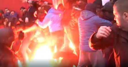 POJAVIO SE ŠOKANTAN SNIMAK UŽASA NA KOSOVU:  Specijalci divljaju, bacaju šok bombe, lome kosti srpskim zvaničnicima