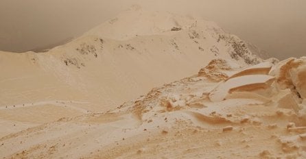 NARANDŽASTI SNIJEG IZNENADIO NAROD: Nevjerovatni prizori koji kao da su sa druge planete (FOTO)