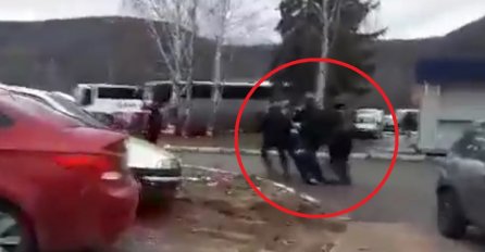 ISPLIVAO NOVI SNIMAK, OVO SU POKUŠAVALI SAKRITI: Svezali Đurića, bacili ga na koljena, POGLEDAJTE ŠTA SU MU ZATIM URADILI (VIDEO)