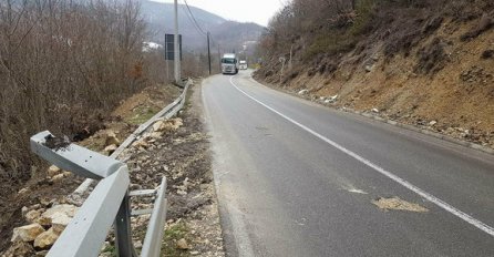 TRAGEDIJA NA GRANICI: Vozača kamiona ubila stijena koja se odronila sa 100 METARA VISINE!
