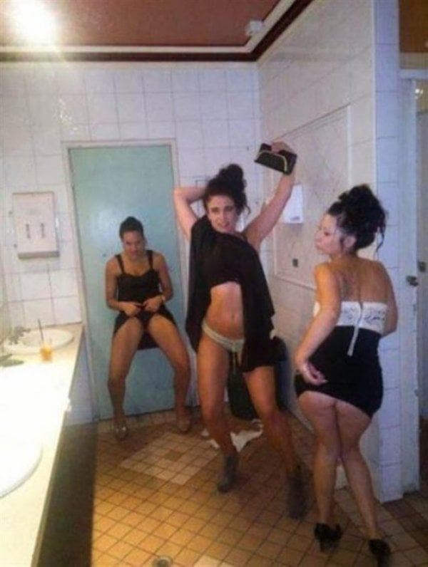 meanwhile-american-girls-drunk-too-much-in-party-and-creates-funny-shocking-moments-check-out-funny-drunk-girls-pictures-wonderful-drunk-girl-in-bathroom-nice-look-1-531-x-705