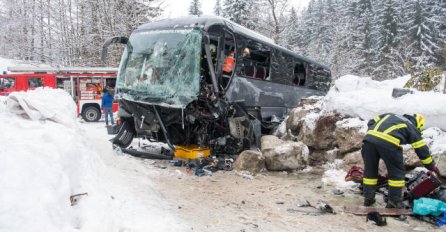 TEŠKA SAOBRAĆAJNA  NESREĆA: Autobus se zabio u zid, vozač prevezen u bolnicu, povrijeđena 24 putnika!