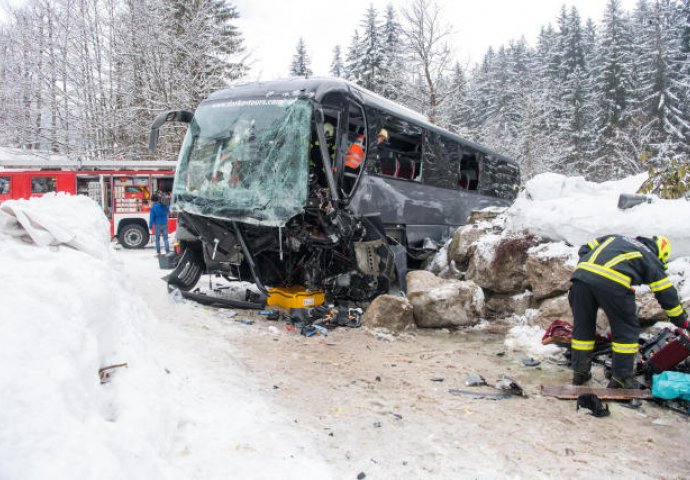 TEŠKA SAOBRAĆAJNA  NESREĆA: Autobus se zabio u zid, vozač prevezen u bolnicu, povrijeđena 24 putnika!